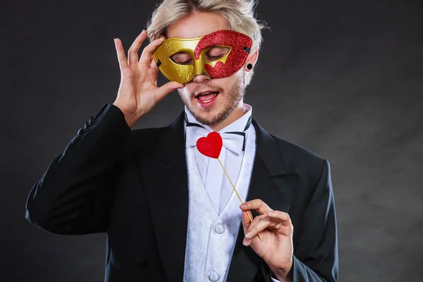 Kalp sopa aşk sembolü ile karnaval maskeli adam — Stok fotoğraf