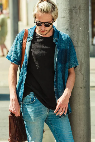 Человек-хипстер, гуляющий по городу, городской стиль — стоковое фото