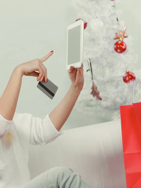 Menina com cartão de crédito tablet fazendo compras online — Fotografia de Stock