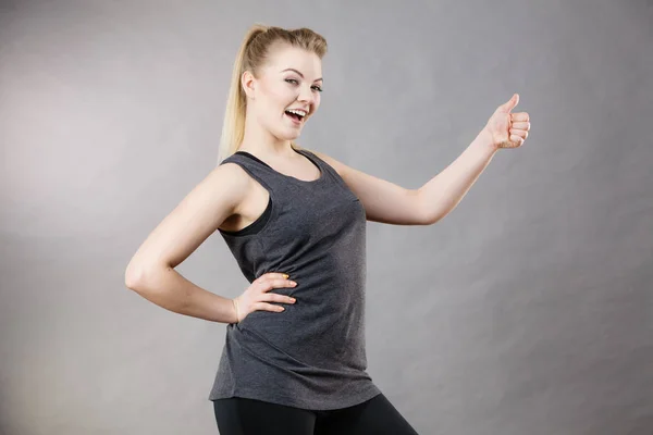 Gelukkige vrouw dragen zwarte tank boven — Stockfoto