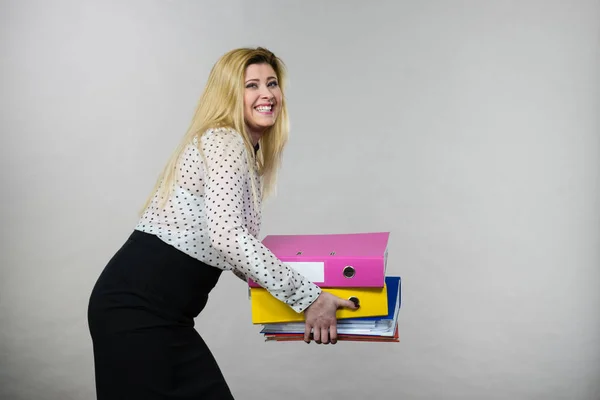 Femme tenant de lourds classeurs colorés avec des documents — Photo