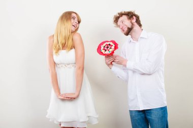 Mutlu çift şeker demet çiçekler ile. Aşk.