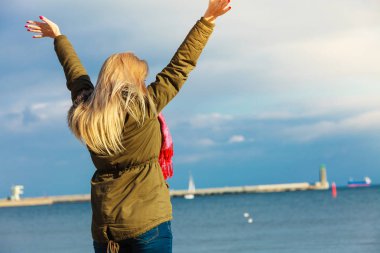 Plajda, rahatlatıcı kadın soğuk gün