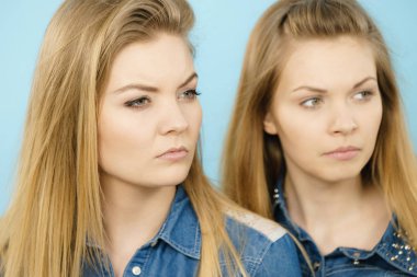 İki güzel genç sarışın ciddi kadınlar