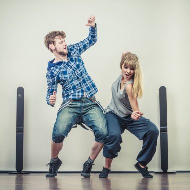 birkaç genç adam ve hip-hop dans kadın