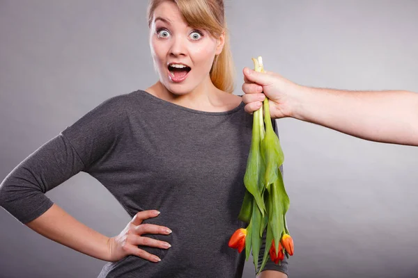 Kobieta dostaje bukiet tulipanów od człowieka. — Zdjęcie stockowe