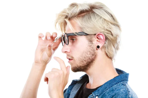 Hipster homme artistique avec des lunettes de soleil, portrait profil — Photo