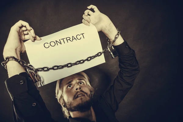 Man met geketende handen met contract — Stockfoto