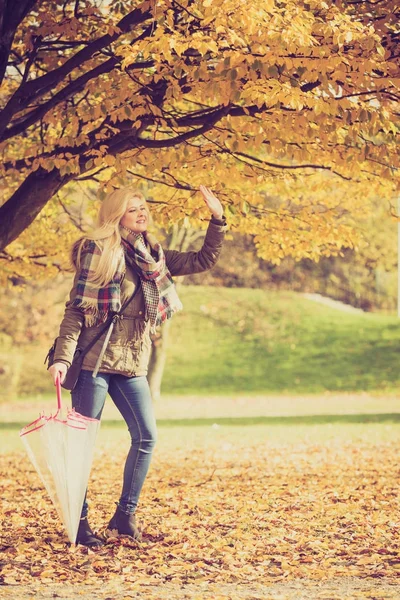 Woman walking in park with umbrella — Stock Photo, Image