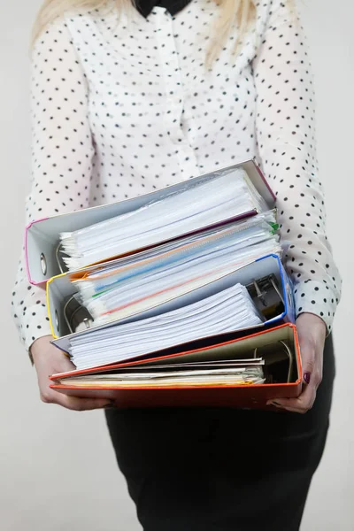 Vrouw met zware kleurrijke bindmiddelen met documenten — Stockfoto