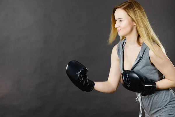 Boksör kız egzersiz ile boks eldivenleri. — Stok fotoğraf