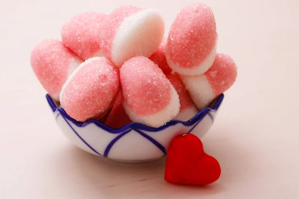 Roze gelei of marshmallows met suiker in kom — Stockfoto