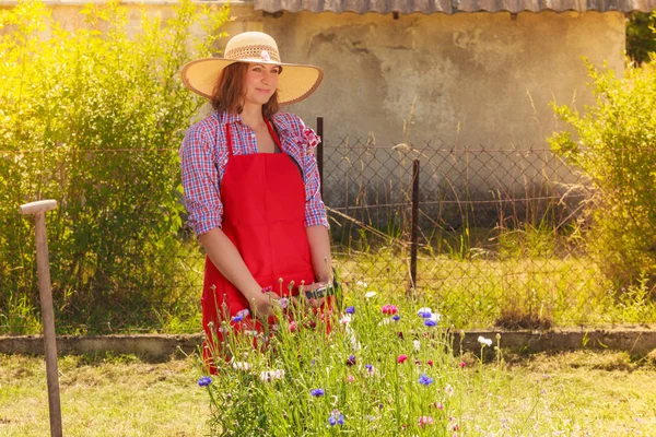 Stående kvinna med hatt i trädgården — Stockfoto