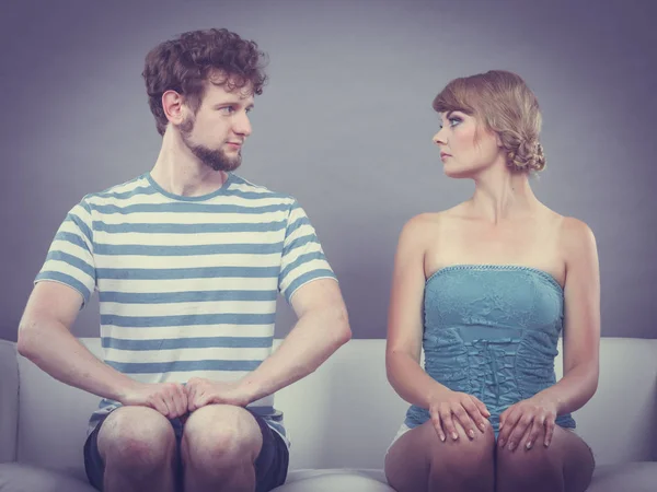 Женщина и мужчина сидят на диване и смотрят друг на друга . — стоковое фото