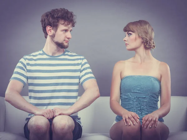 Vrouw en man zittend op de bank kijken naar elkaar. — Stockfoto