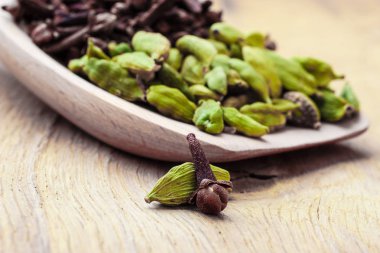 tahta kaşık karanfil ve kakule bakla