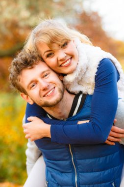 kadın parkta atçılık veren adam