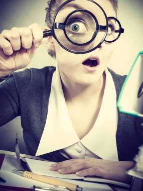 İş kadını keşfetmek büyük Büyüteç belgelerle.