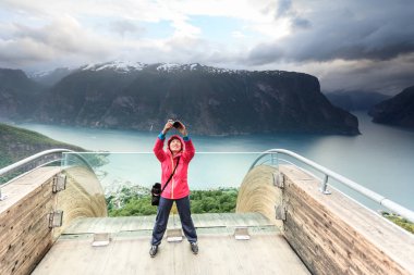 Turist fotoğrafçı ile fotoğraf makinesi Stegastein uyanık, Norveç