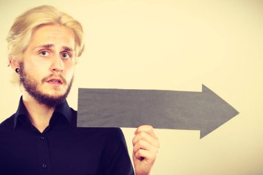 kara ok sağ işaret tutan adam