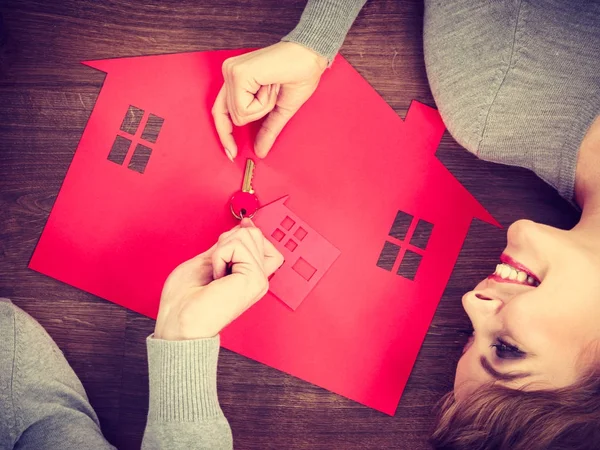 Young couple exchanging keys. — Stock Photo, Image