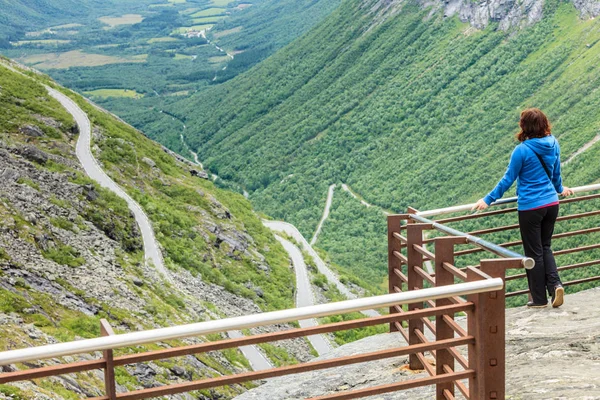 Mujer turística en el mirador de Trollstigen en Noruega — Foto de Stock