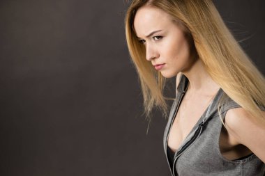 Ciddi bir yüz ifadesi olan güzel kadın