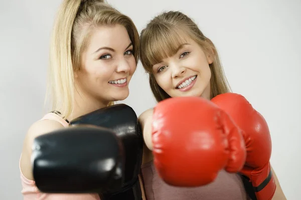 Duas mulheres amigas usando luvas de boxe — Fotografia de Stock
