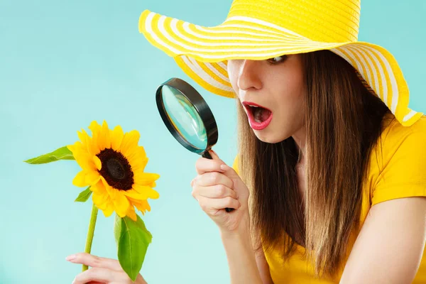 Botaniker kvinna med solros och förstoringsglas — Stockfoto