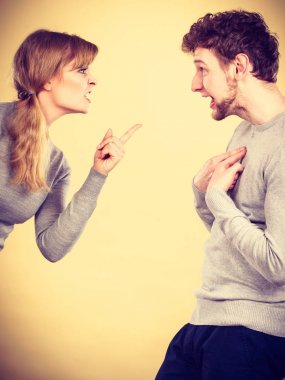 Genç duygusal çift savunarak.