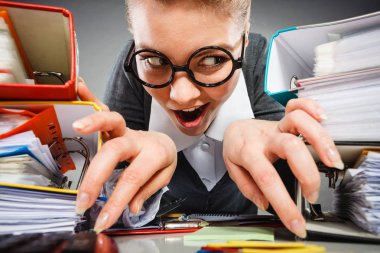 İşyerinde kadın deli ofis.