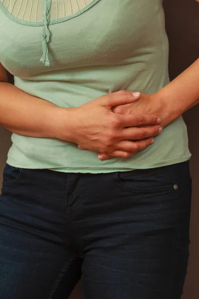 Kobieta czuje ból brzucha — Zdjęcie stockowe