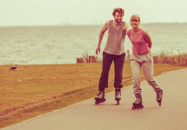 Çift gösteren sevgi yolculuğu sırasında.