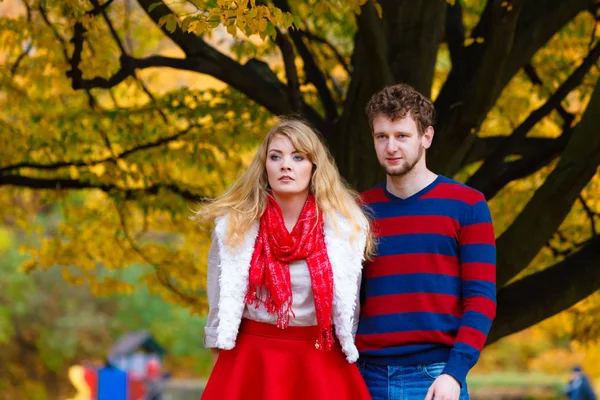 Aşık çift romantik Tarih içinde park zevk..