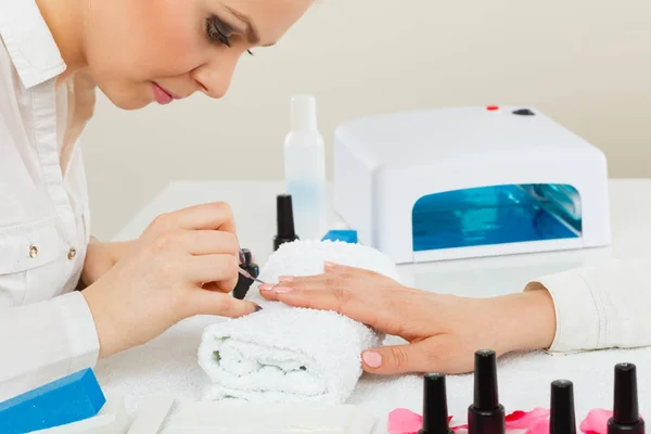 Esteticista feminina fazendo unhas . — Fotografia de Stock