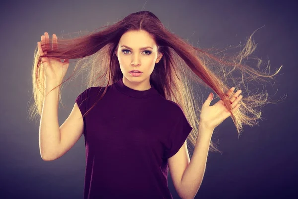 Привлекательная брюнетка с ветреными волосами — стоковое фото