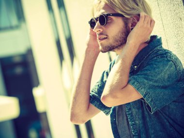 Hipster adam şehir sokak, kentsel moda ayakta