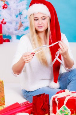 Noel Baba şapkası Noel hediyeleri hazırlama kadın