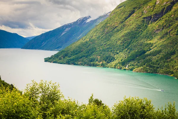 Горный пейзаж и фьорд Норвегии — стоковое фото