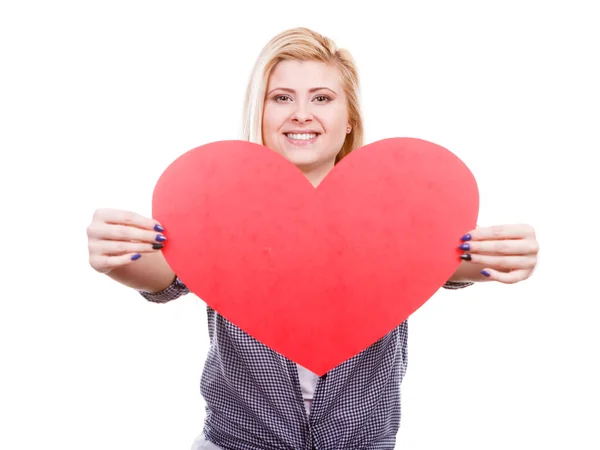 Mulher segurando grande coração vermelho, sinal de amor — Fotografia de Stock