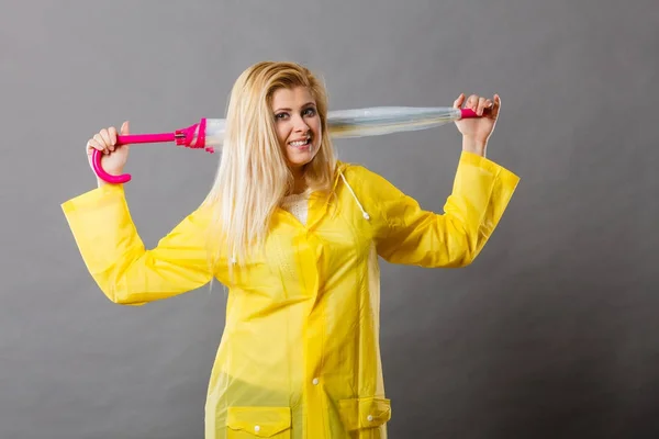 Ευτυχισμένη γυναίκα που φοράει το ΑΔΙΑΒΡΟΧΟ εκμετάλλευση κλειστή ομπρέλα — Φωτογραφία Αρχείου