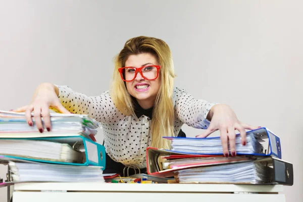 Mulher de negócios feliz no escritório — Fotografia de Stock