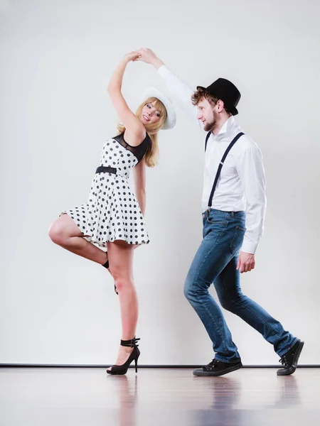 Mladý šťastný pár tančící — Stock fotografie
