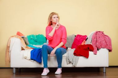 Kadınlar koltukta otururken ne giyeceğini bilemez.