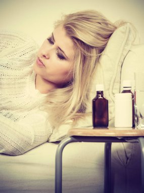 Grip olan koltukta yalan üzücü hasta kadın