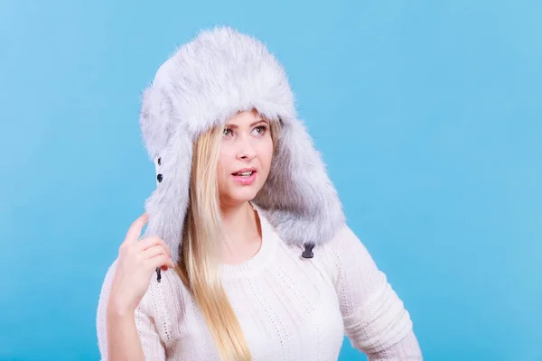 Блондинка в зимней пушистой шляпе — стоковое фото