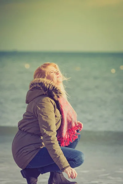 Kobieta, relaks na plaży, zimny dzień — Zdjęcie stockowe