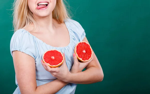 Mujer sosteniendo pomelo rojo en el pecho — Foto de Stock
