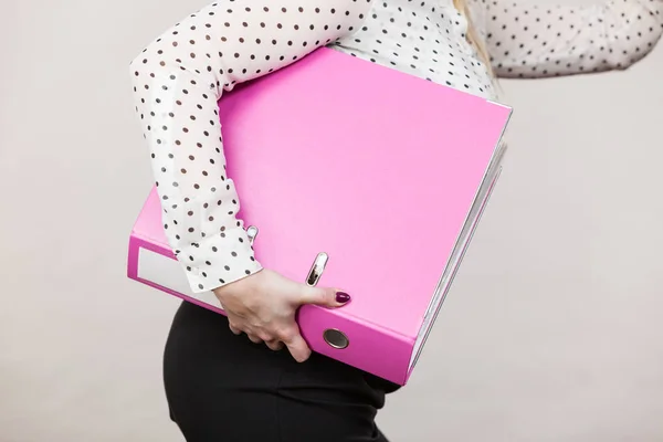 Žena držící růžové pořadače s dokumenty — Stock fotografie