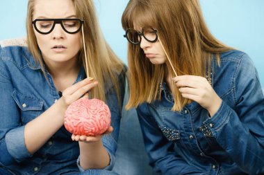 Düşünme iki ciddi kadın arkadaş